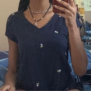 Gap | White Rose Navy Blue V Neck T-Shirt Size S